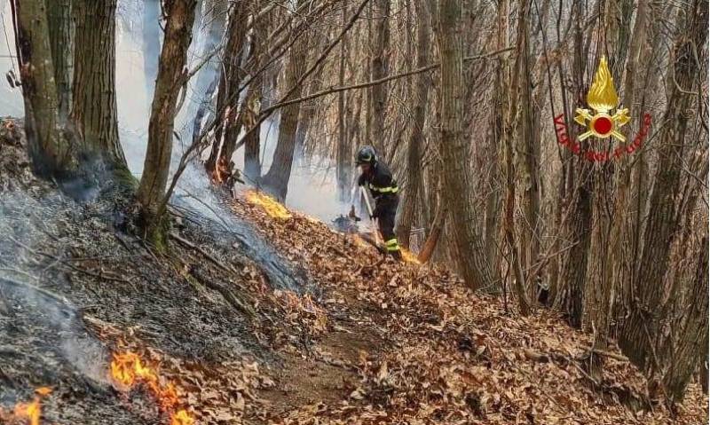 NOTIZIE DAI VIGILI DEL FUOCO – In corso le operazioni di bonifica e spegnimento dell’incendio nei boschi di Cellio con Breia