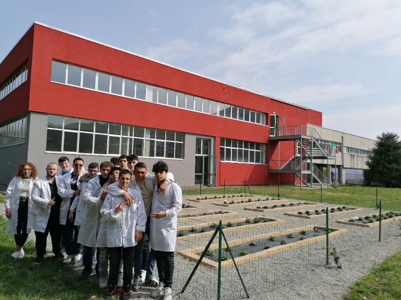 BORGOSESIA – Il corso chimico dell’Istituto Lirelli si tinge di  “verde”