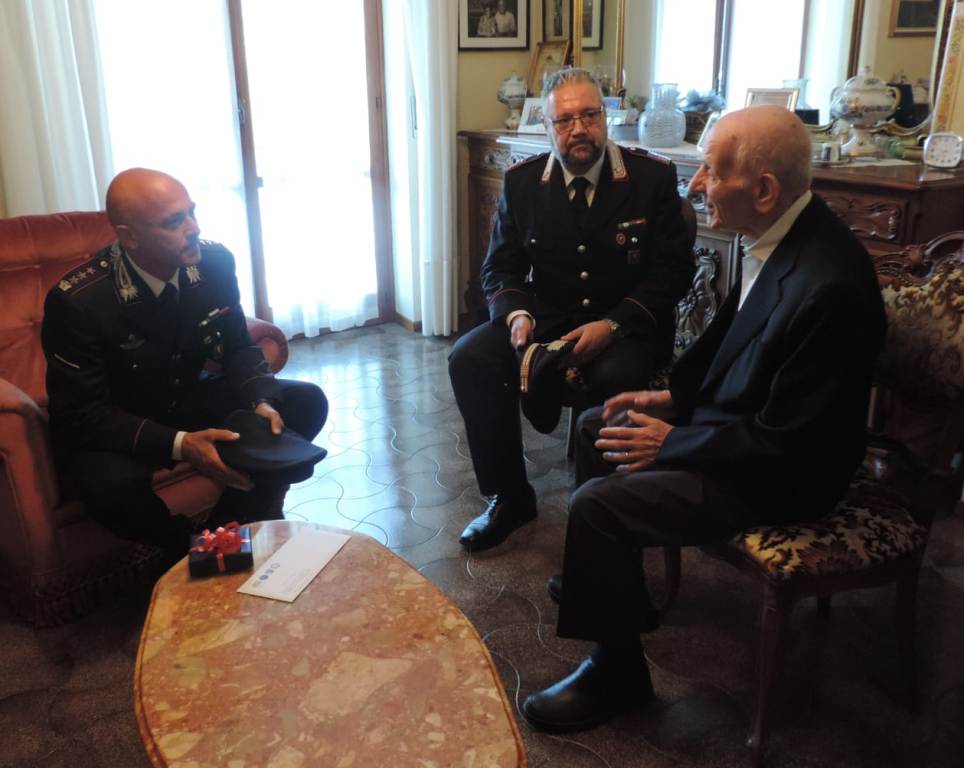 NOTIZE DAI CARABINIERI  – Varallo Sesia – Carabiniere per sempre!. Il Maresciallo Maggiore Aiutante Antonio Maria Ledda festeggia il suo 101esimo compleanno