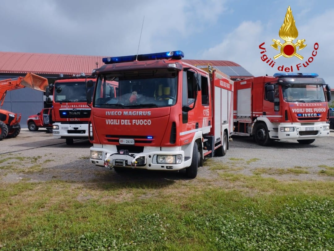 NOTIZIE DAI VIGILI DEL FUOCO – Livorno Ferraris – Incendio in un’azienda di macchine agricole
