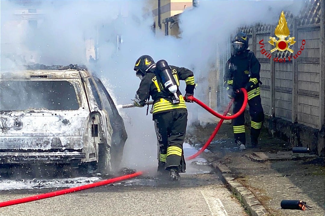 NOTIZIE DAI VIGILI DEL FUOCO – Caresana- Auto in fiamme in via Fabio Filzi