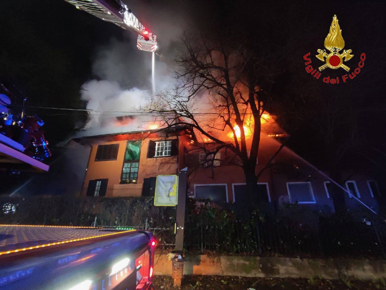 BORGOMANERO – A fuoco il tetto di un’abitazione