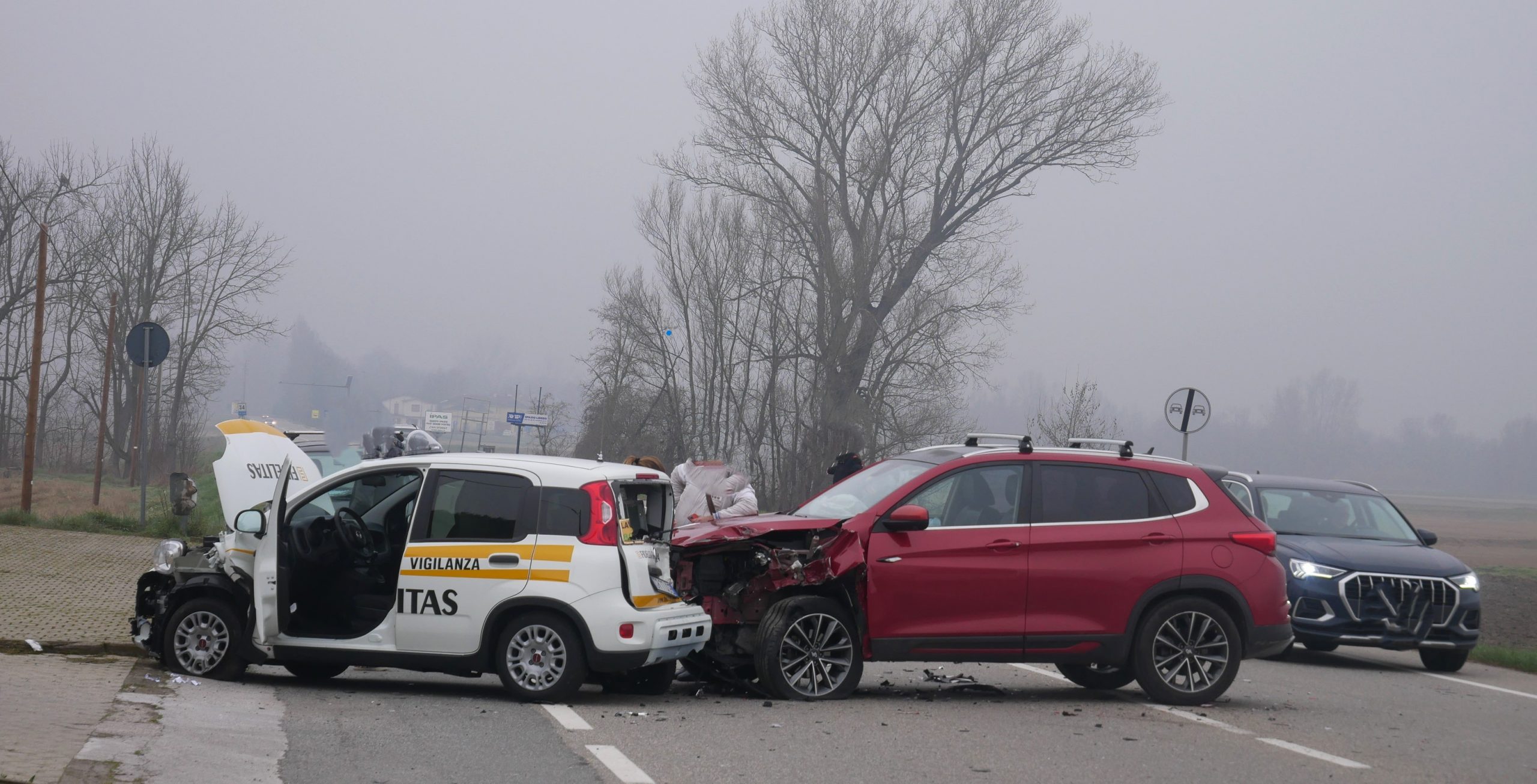 CARESANABLOT / QUINTO VERCELLESE – Tre auto in collisione, una finisce nel campo