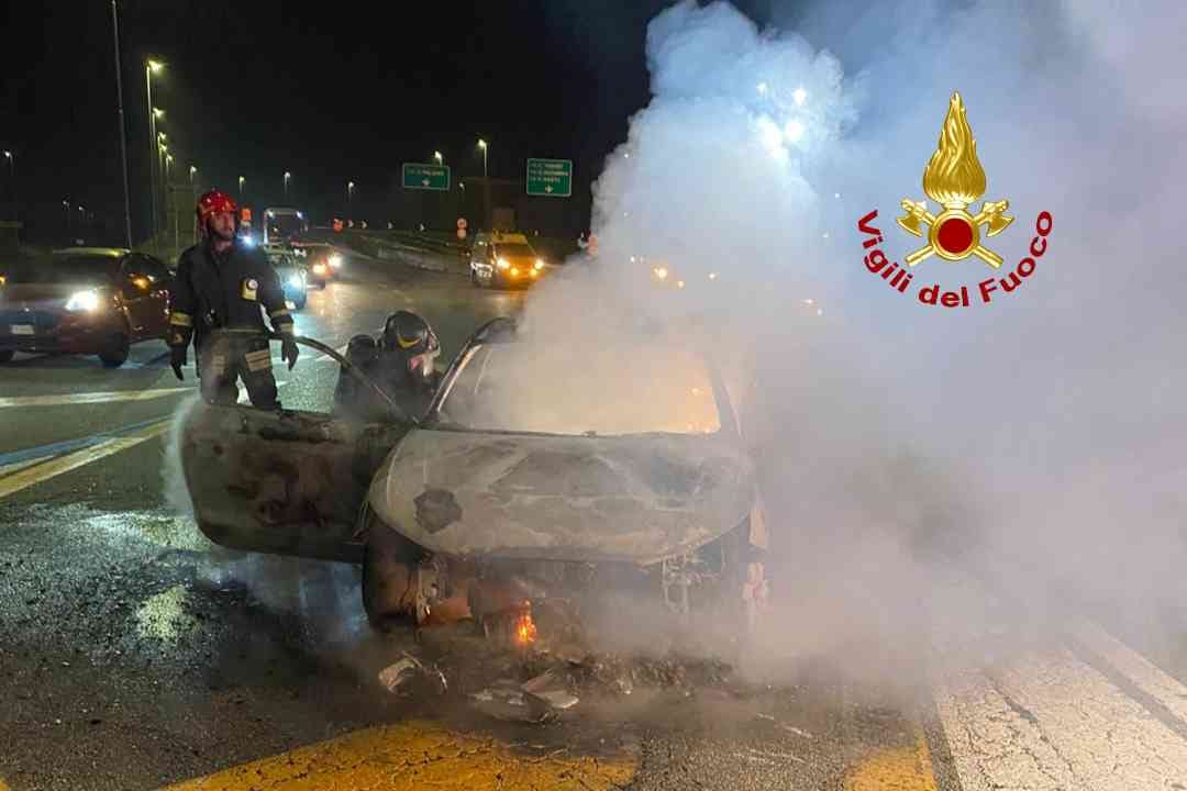 CARISIO – Auto in fiamme in prossimità del casello al km 54+500