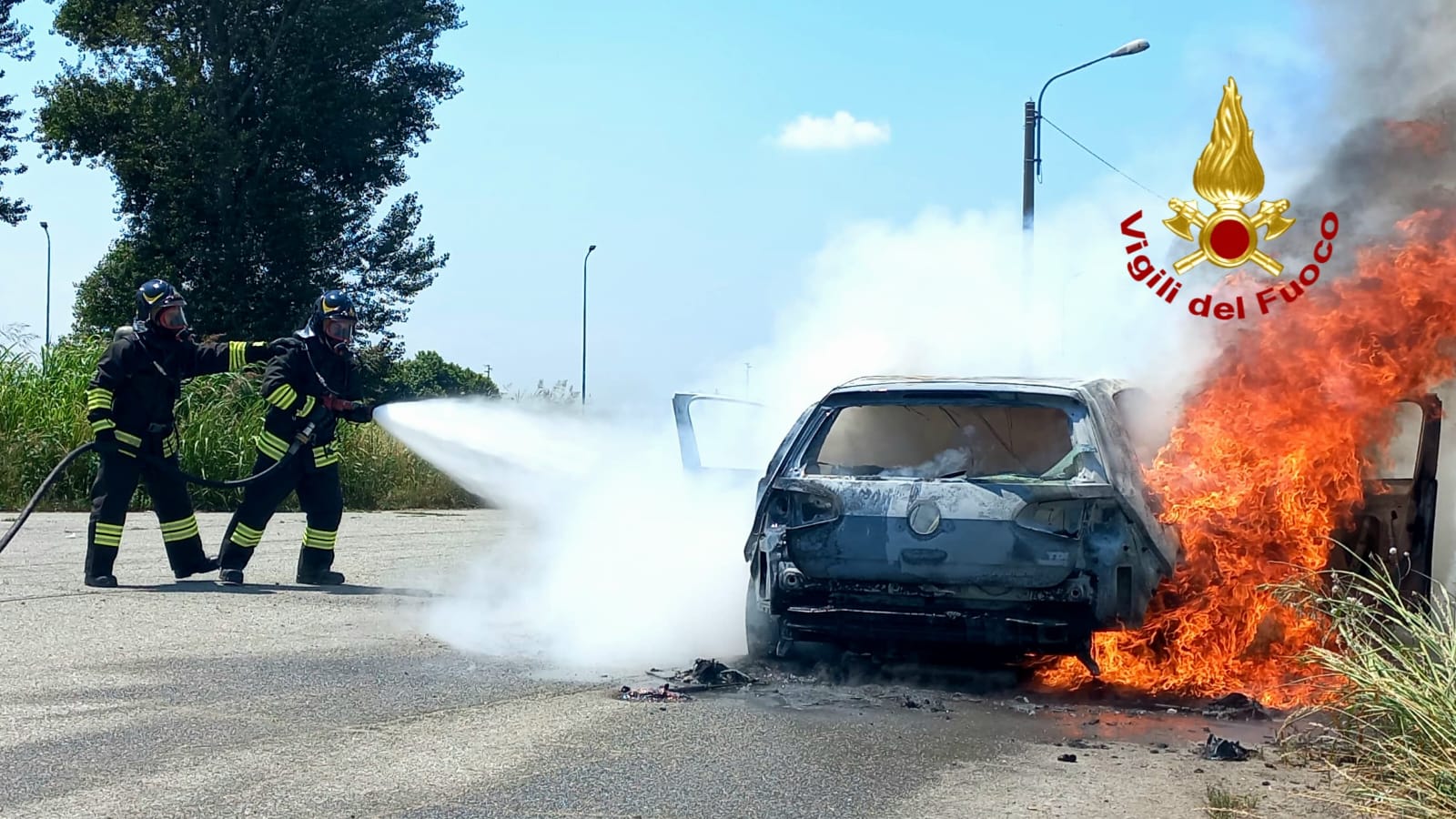 CASELLO VERCELLI OVEST – Auto in fiamme, intervengono i Vigili del Fuoco