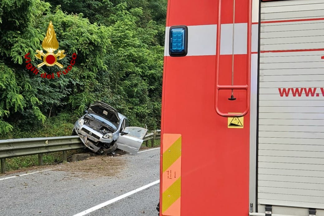 GUARDABOSONE – Incidente lungo la SP71, auto esce dalla sede stradale