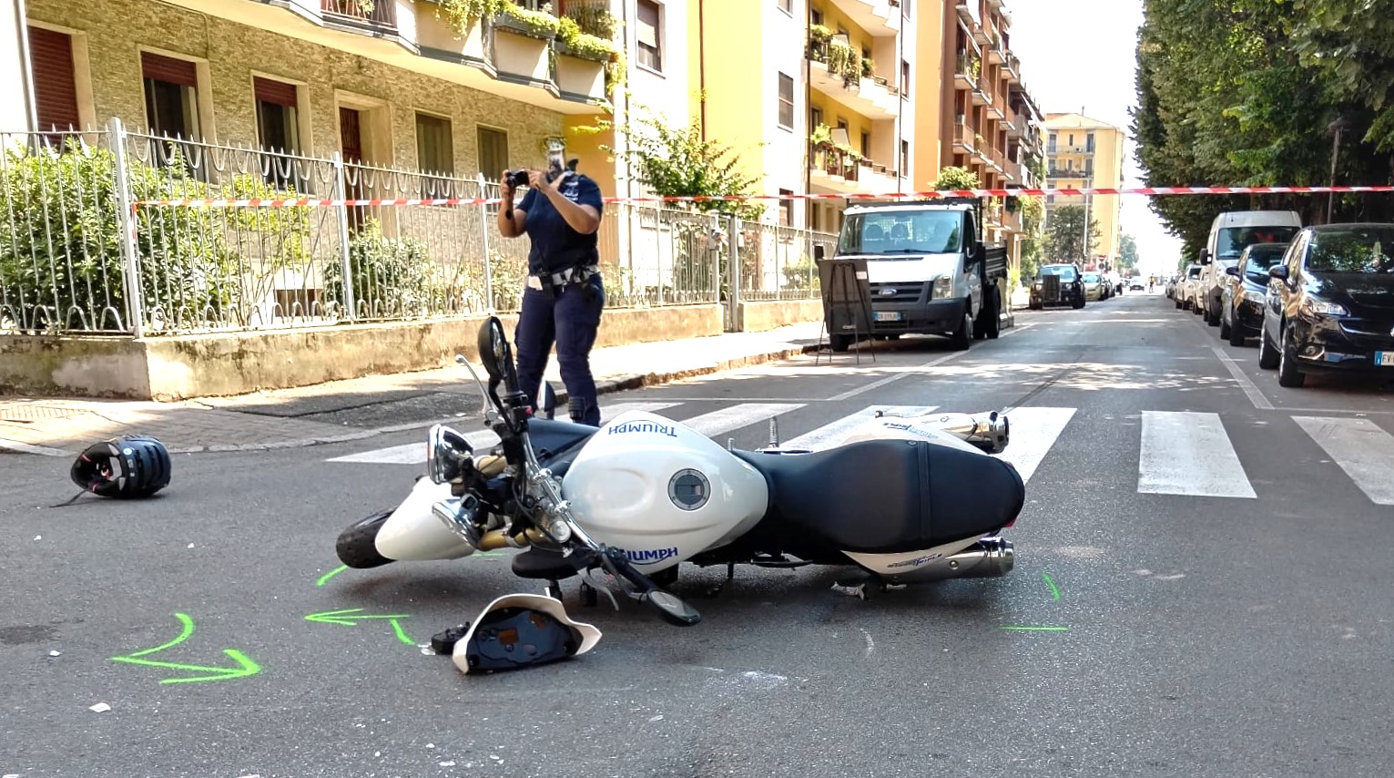 VERCELLI VIALE RIMEMBRANZA – Auto contro moto, giovane centauro in codice rosso