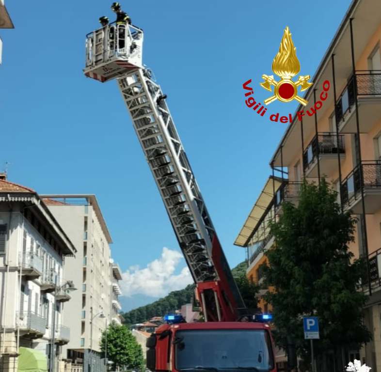 QUARONA – Calcinacci pericolanti in Corso Rolandi, intervengono i Vigili del Fuoco