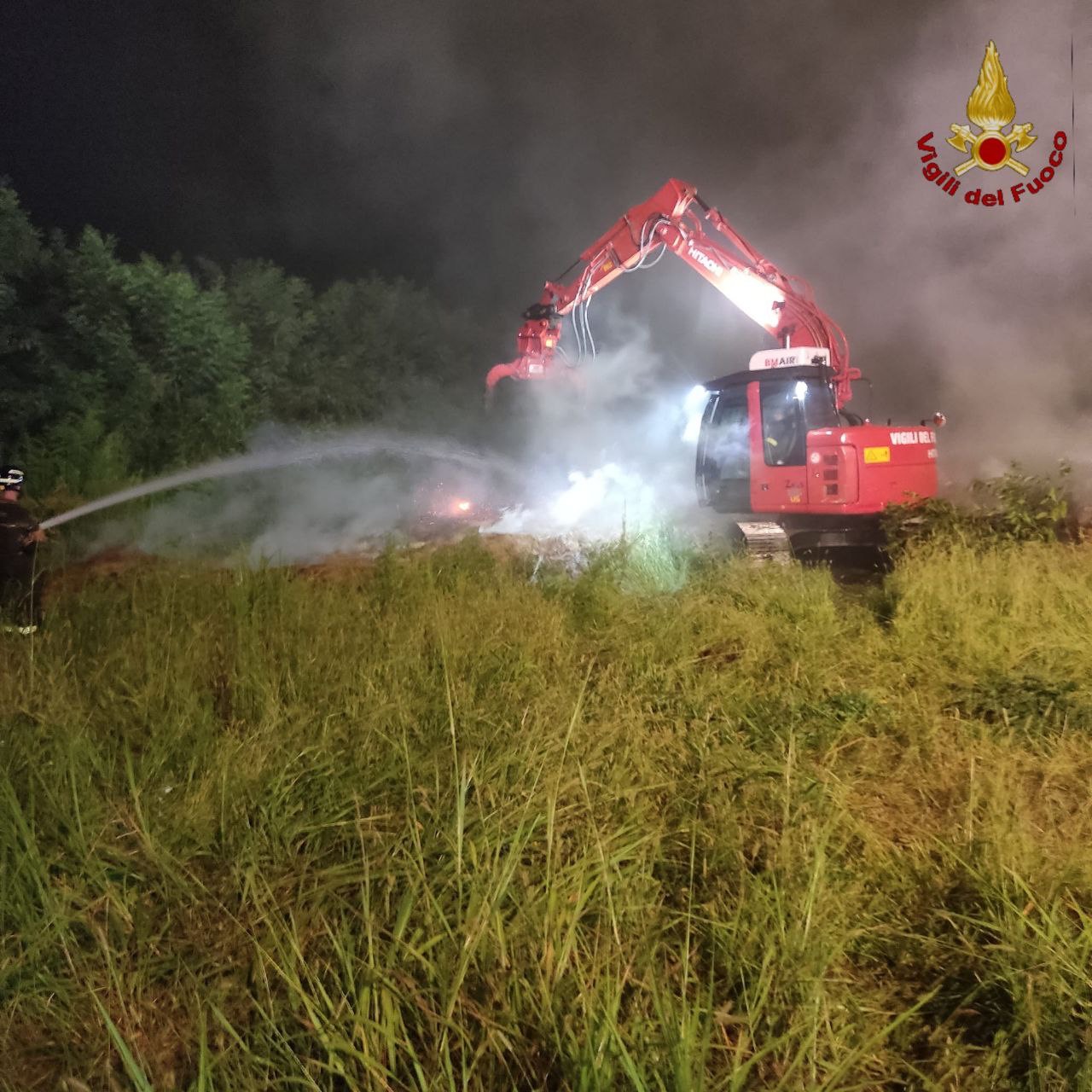 CASALEGGIO – Vasto incendio di rotoballe