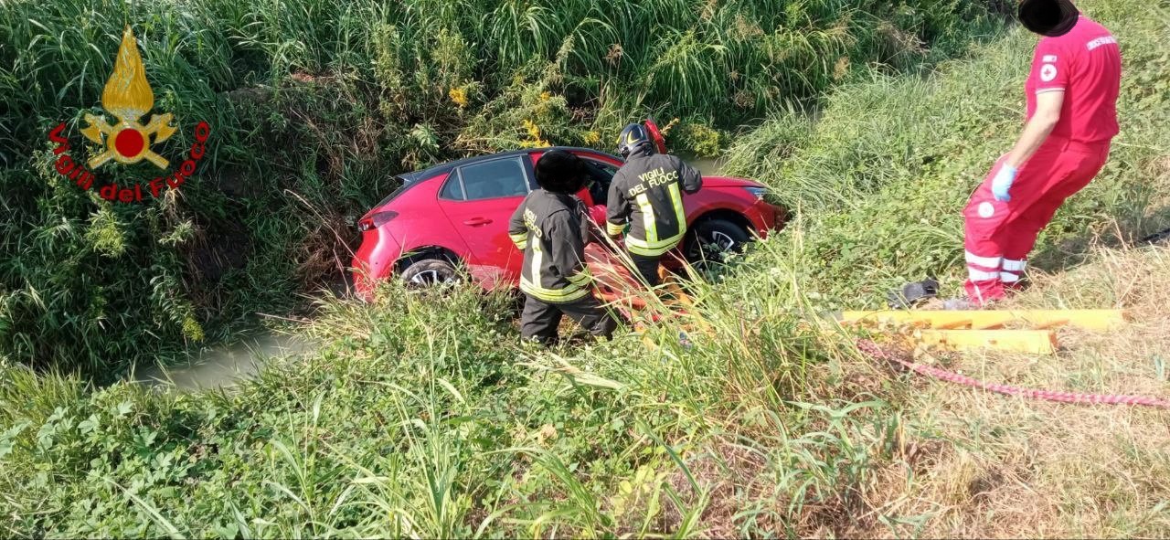 CAMERIANO – Scontro frontale tra due autovetture carambolate in un canale irriguo a bordo strada